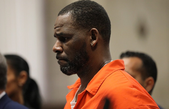 Jailed singer R.Kelly complains only one girlfriend has been allowed to visit