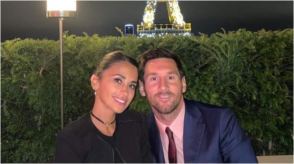 PSG Superstar Messi Poses With Wife Antonela Roccuzzo in Paris With Eiffel Tower in the Background