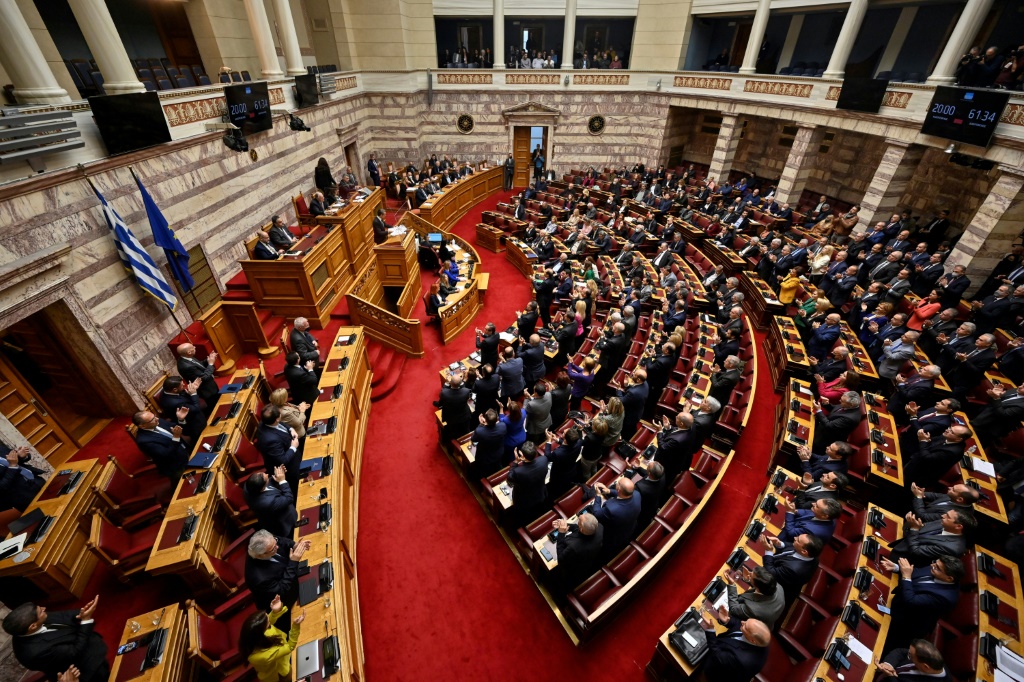 Greek Government Survives Vote Over Wiretap Scandal Yencomgh