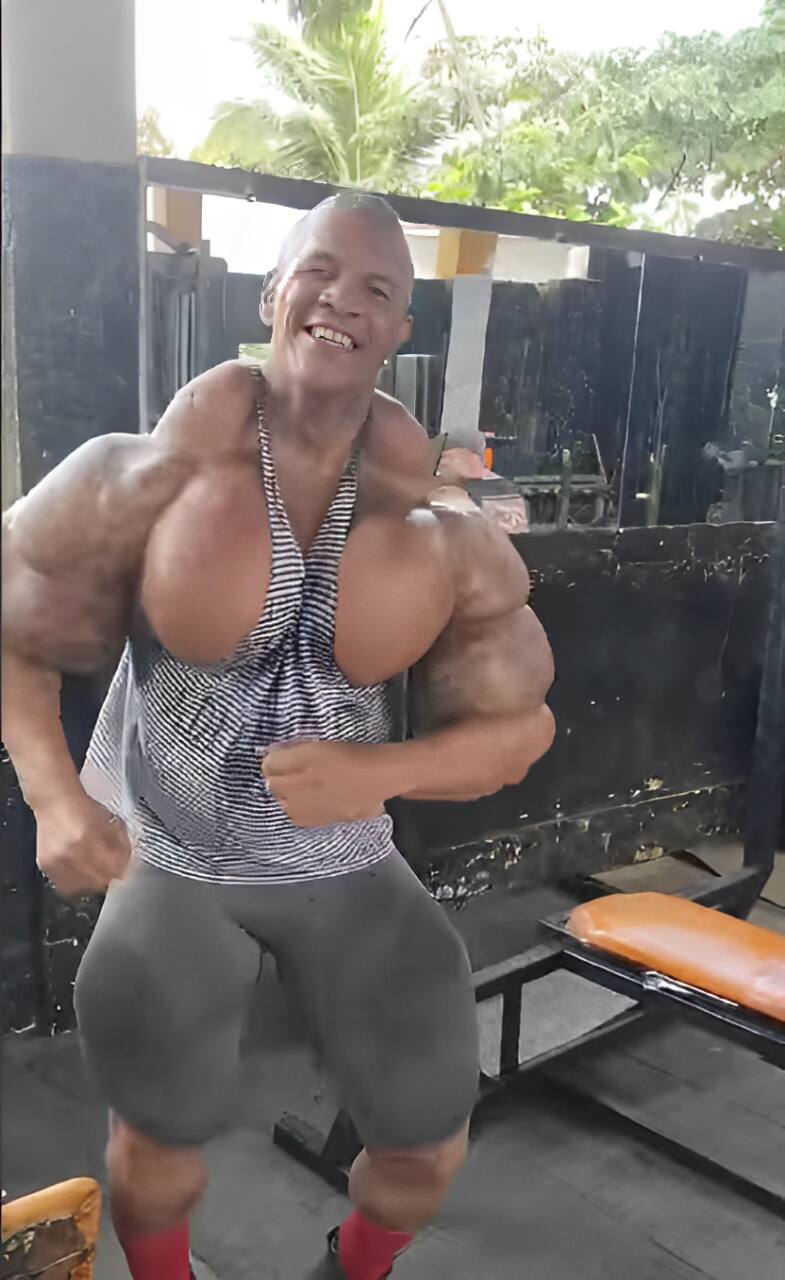 A man had Mzansi worried about his huge muscles.