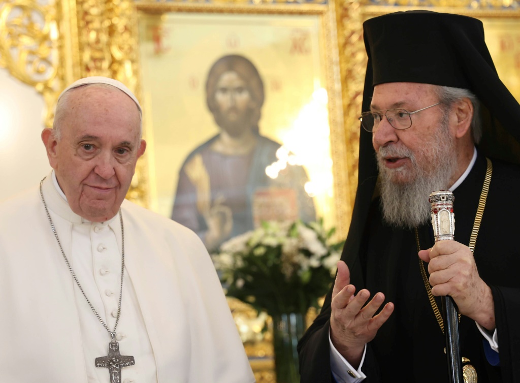 Archbishop Chrysostomos II (R) speaks with Pope Francis on December 3, 2021 during the Catholic pontiff's visit to the Archbishopric of the Greek Orthodox Church in Nicosia