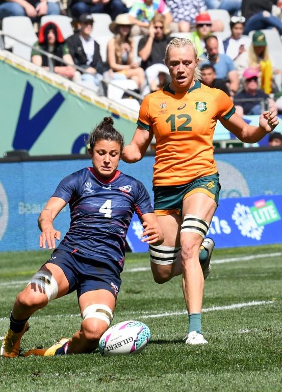 Nicole Heavirland of the United States  (L) and Maddison Levi of Australia (R) in action during the women's Rugby World Cup Sevens semi-final in Cape Town