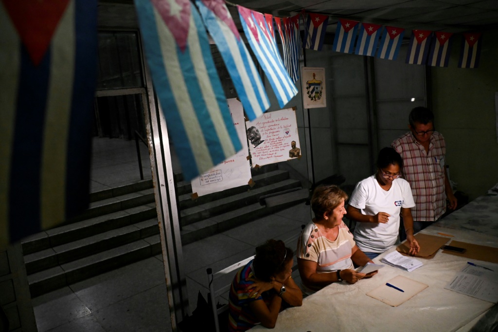 Electoral authorities count ballots at a polling station in Havana, on September 25, 2022