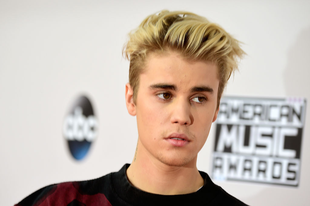 Singer Justin Bieber at the 2015 American Music Awards