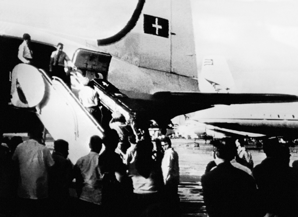 The coffin of Major Rudolf Anderson Jr., the sole casualty of the Cuban Missile Crisis, is lifted in a Swiss plane, on Havana's airport, 06 November 1962