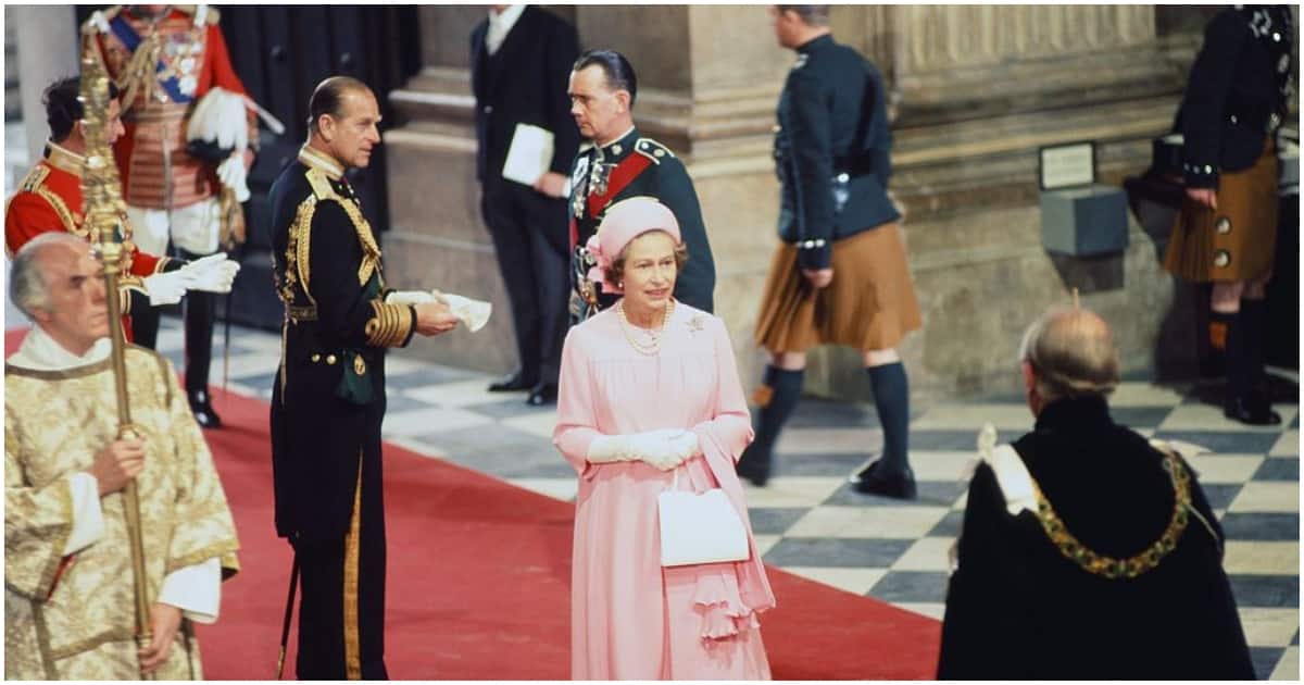 Queen Elizabeth at her silver jubilee procession. Photo: Getty Images.