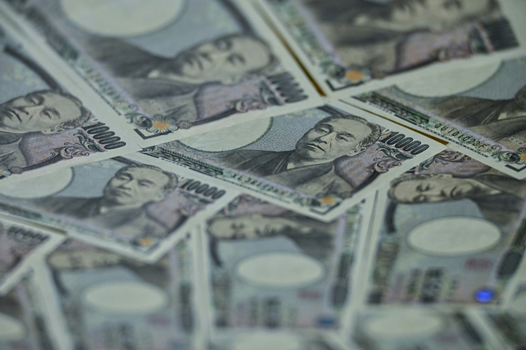 The yen has come under pressure against the dollar on expectations the Bank of Japan will keep monetary policy ultra loose while the Fed presses on with rate hikes