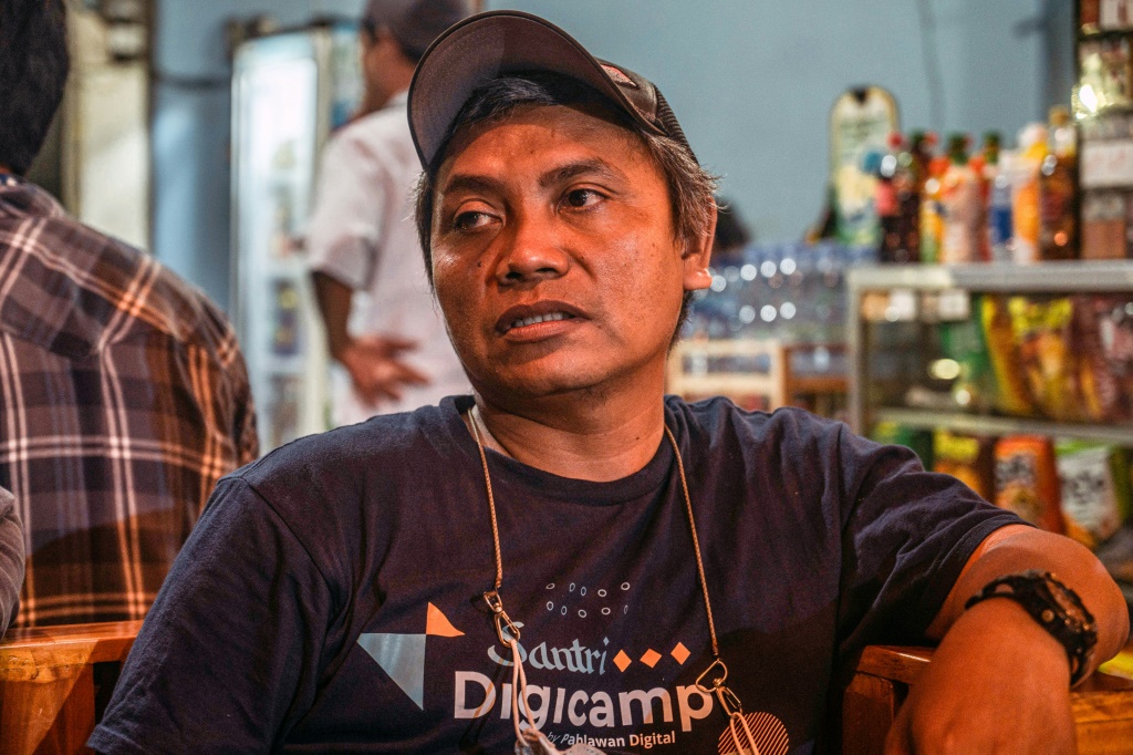 Photographer Ari Bowo Sucipto recounts his experiences helping victims during the Kanjuruhan football stadium disaster in Malang