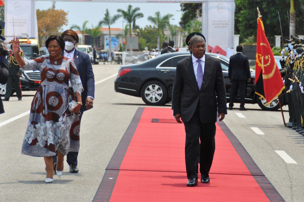 Angolan President Joao Lourenco (r) and First Lady Ana Dias Lourenco arrive for his inauguration ceremony on Thursday