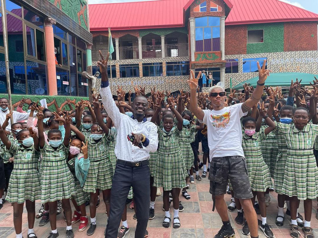 KiDi surprises students of Lil Win's school; Photos and video drops