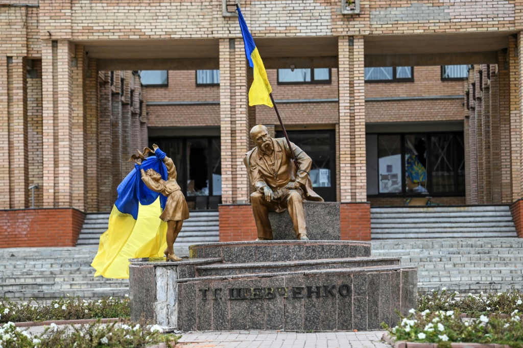 Ukraine's flag once again decorated the statue of Ukrainian national poet Taras Chevtchenko in the main square