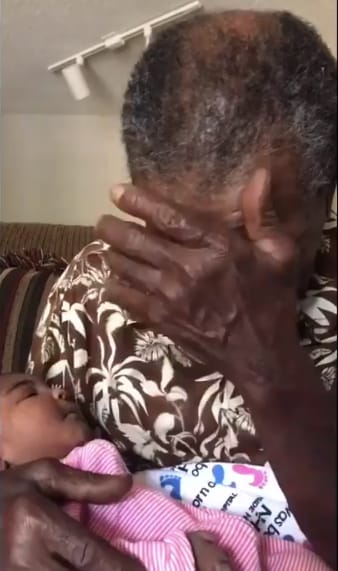 Man breaks down after meeting his granddaughter for the first time: "I'm not crying, you are"