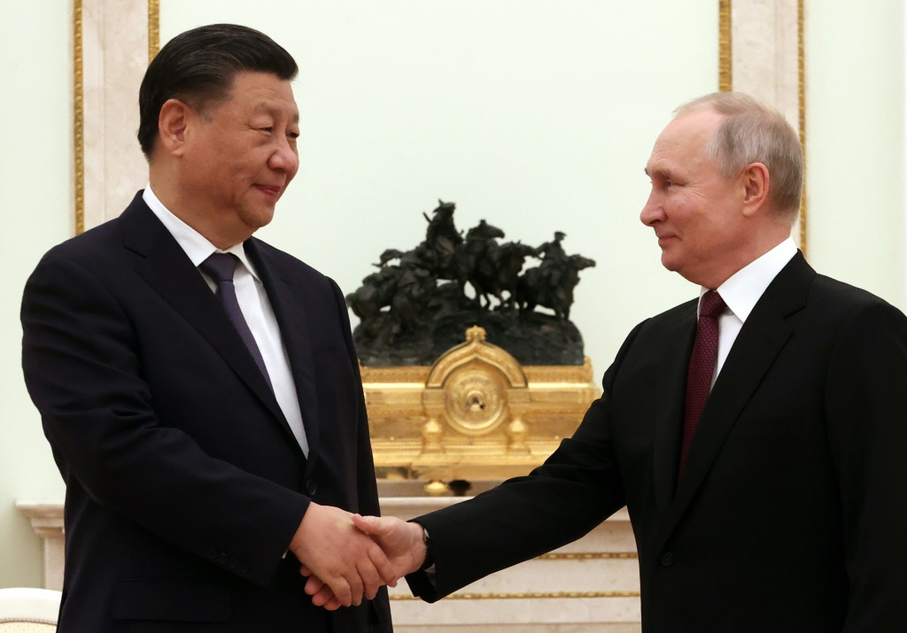 Vladimir Putin (R) and Xi Jinping held four and a half hours of talks
