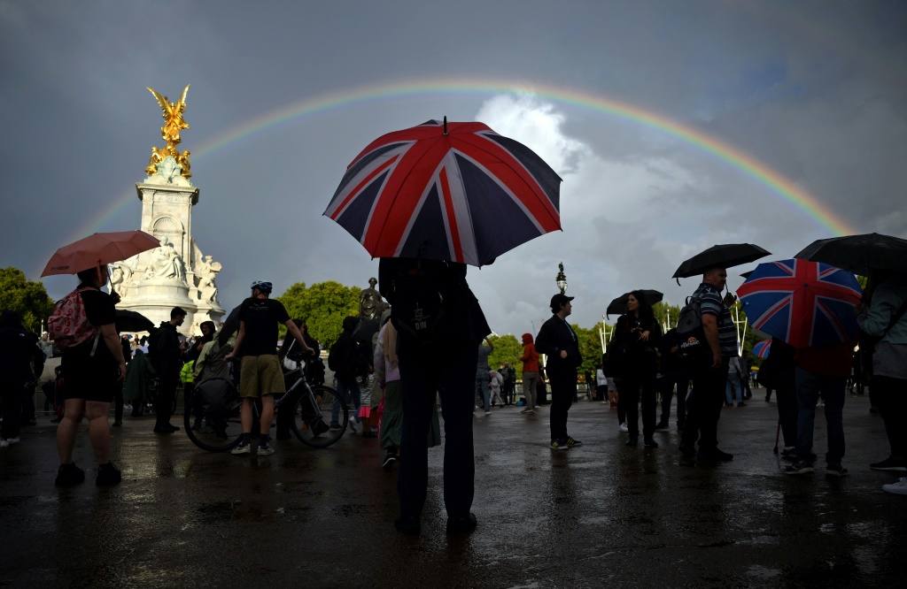 Crowds began congregating at Buckingham Palace in central London as the news of the queen's death was announced