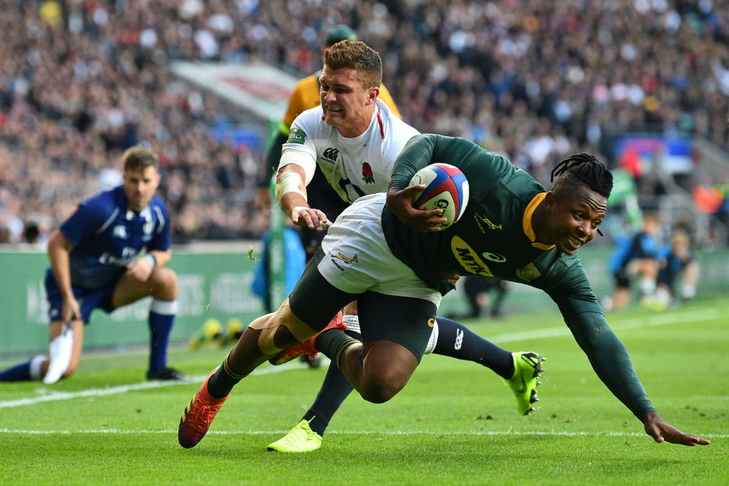 Sibusiso Nkosi (R) scores for South Africa against England at Twickenham in 2018.