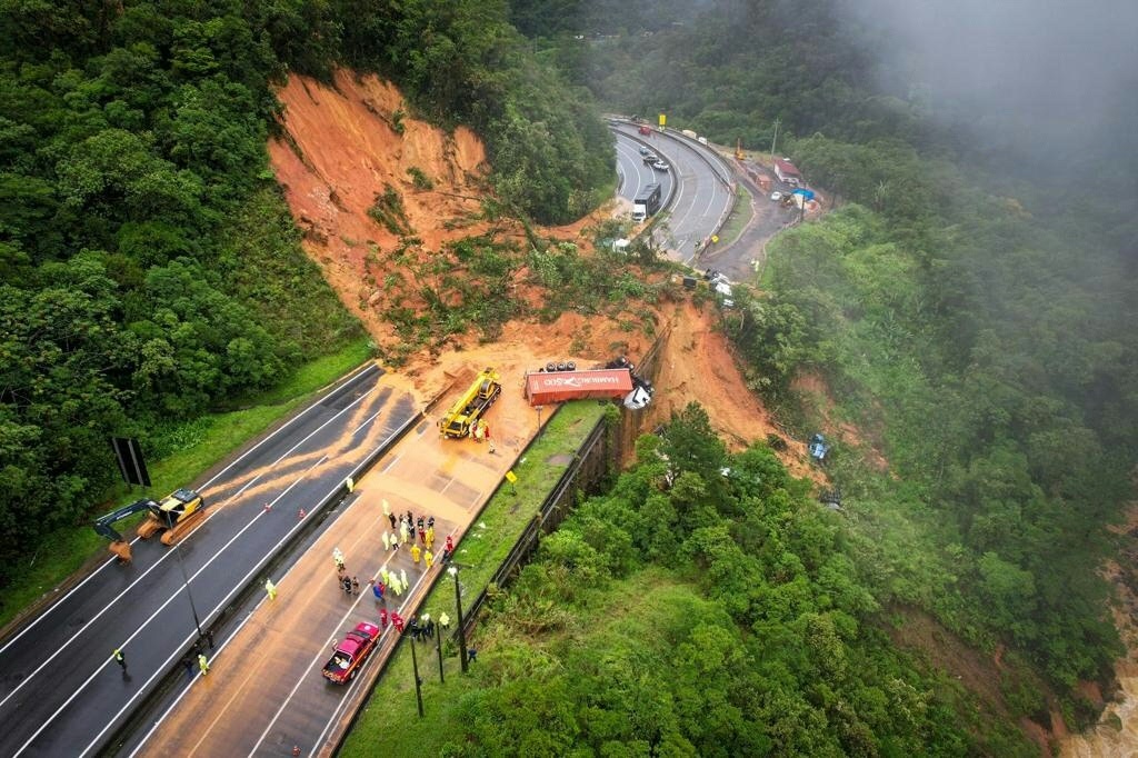 Aerial view of the landslide that hit highway BR 367 in southern Brazil, sweeping away some 20 vehicles and leaving at least two people dead and dozens missing.