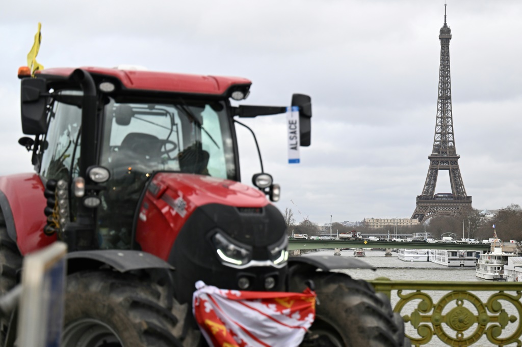 Tractors roll into Paris as farmers up pressure on Macron