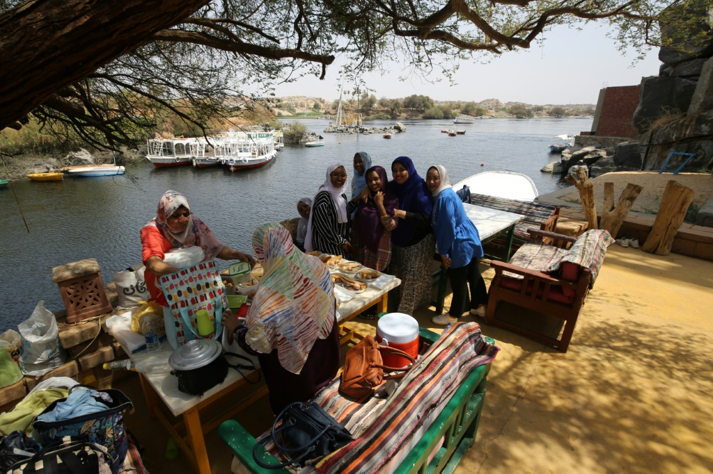 Around 310,000 people have crossed from Sudan into Egypt since war broke out on April 15