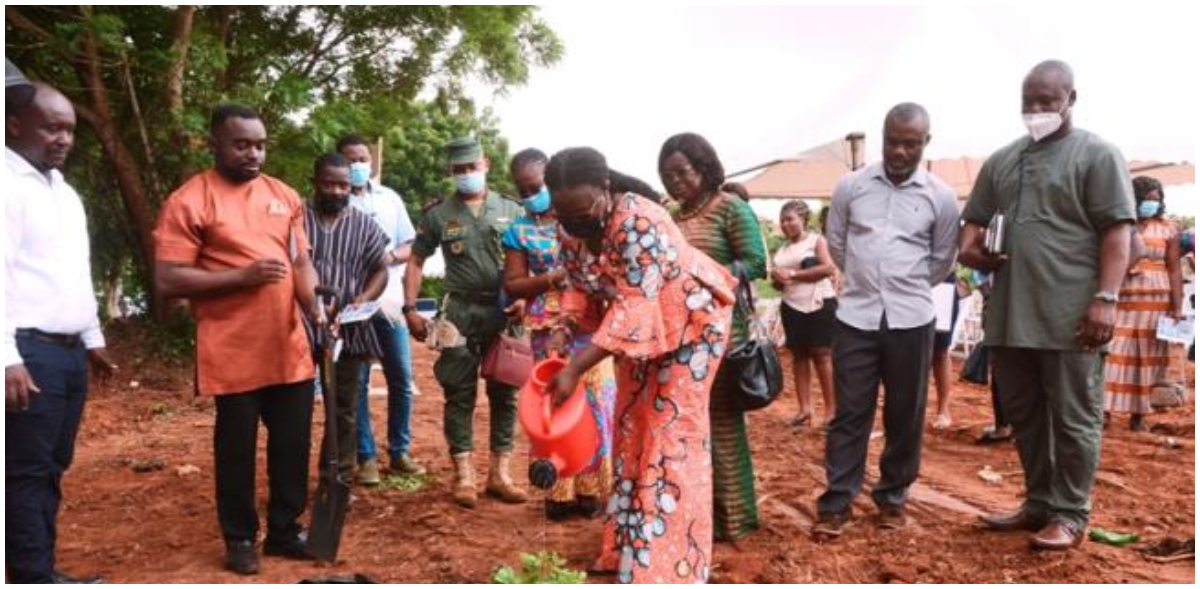 The vice-chancellor of University of Ghana cuts sod for construction to begin