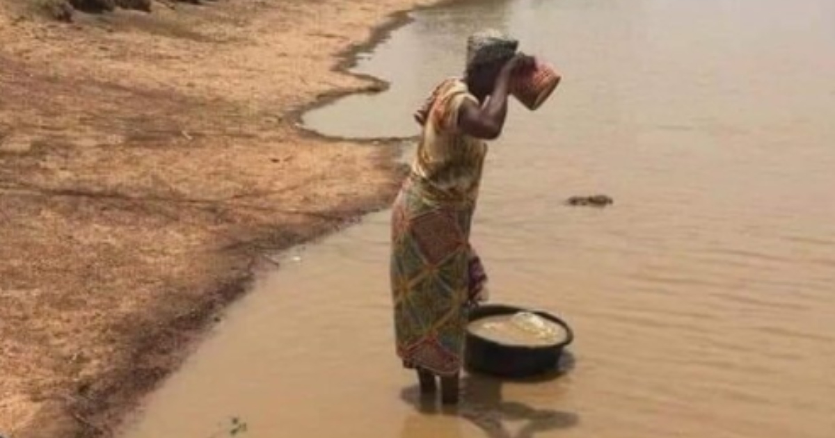 Many unhappy as netizen praises woman for drinking unclean water; they call the woman 'an African heroine'