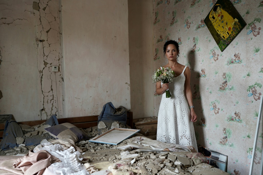 Daria Steniukova staged her wedding photos in her bombed out home after it was struck by a Russian strike