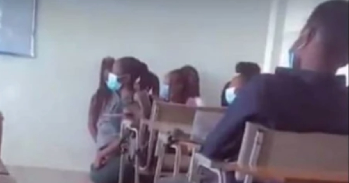 Video of Ghanaian university's students kneeling inside lecture hall pops up