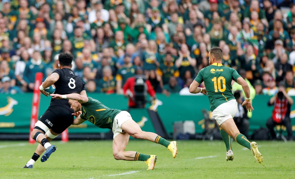 Jesse Kriel made an early tackle on All Black Ardie Savea but then went off injured forcing a Springbok reshuffle
