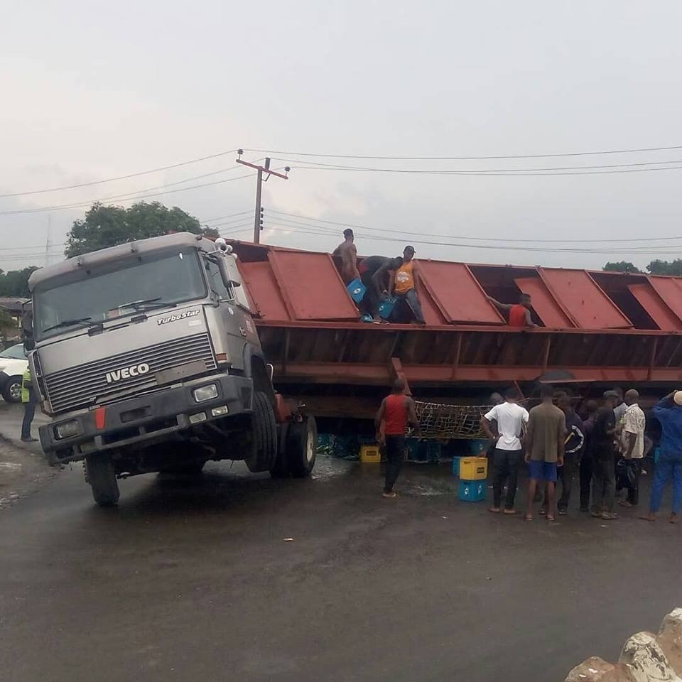 Residents enjoy free beer as truck fully loaded with alcohol gets accident