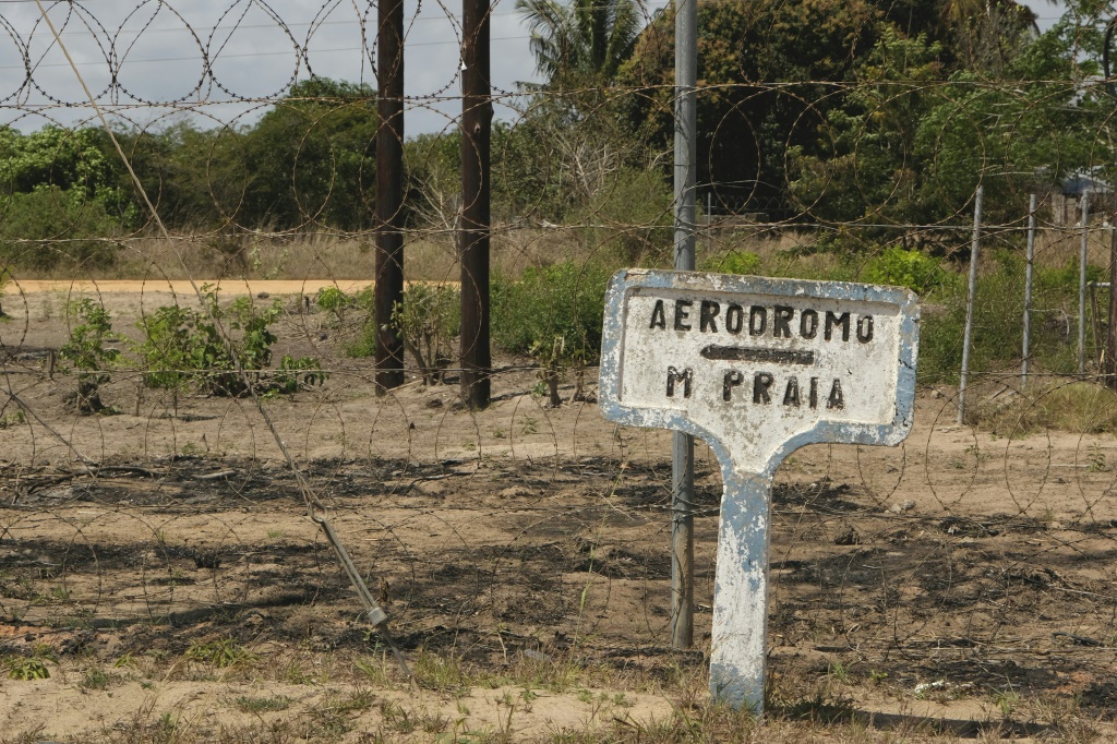 A sign to the airport at Mocimboa da Praia