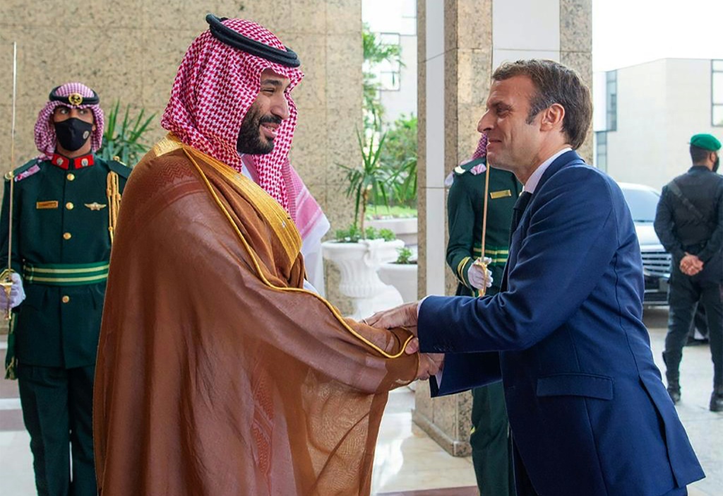 Crown Prince Mohammed bin Salman (L) receives French President Emmanuel Macron in the Saudi Arabian city of Jeddah in 2021