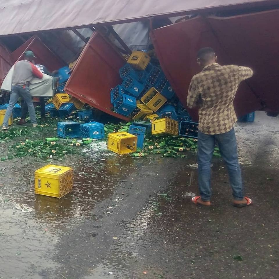 Residents enjoy free beer as truck fully loaded with alcohol gets accident (Photos)