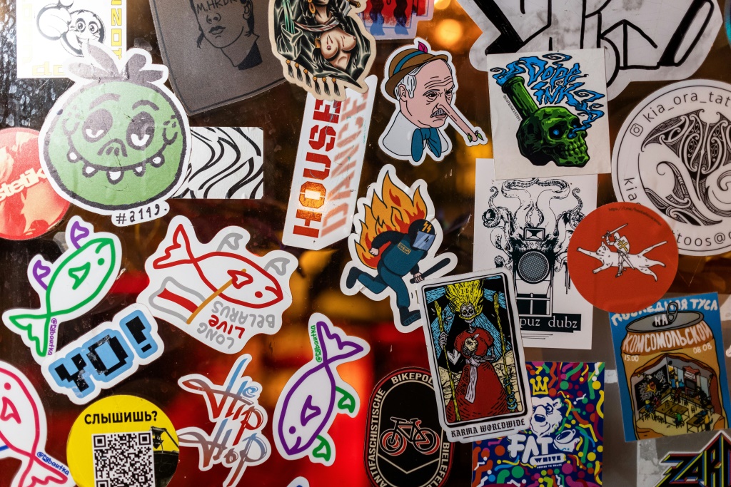 Exiles leave stickers in the bar, showing, among others, the Belarus president with the nose of a Pinocchio and a burning riot police officer