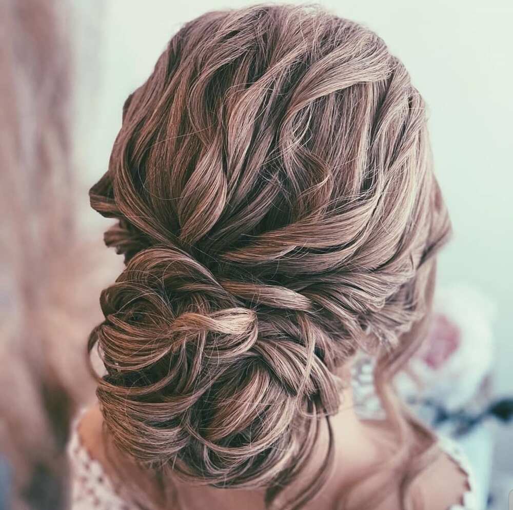 How should the mother of the bride wear her hair?