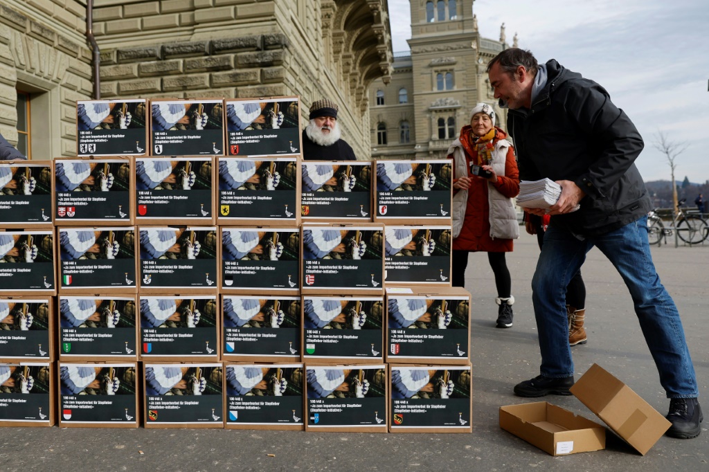 Swiss Animal Alliance activists piled up boxes at the handover of signatures to trigger a popular vote on banning fur and foie gras imports
