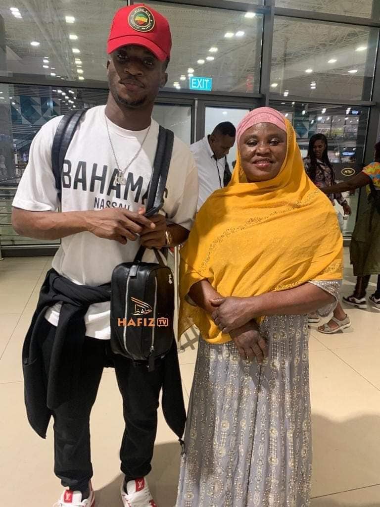 Ghanaian midfielder Mohammed Kudus poses with his mom in a photo.