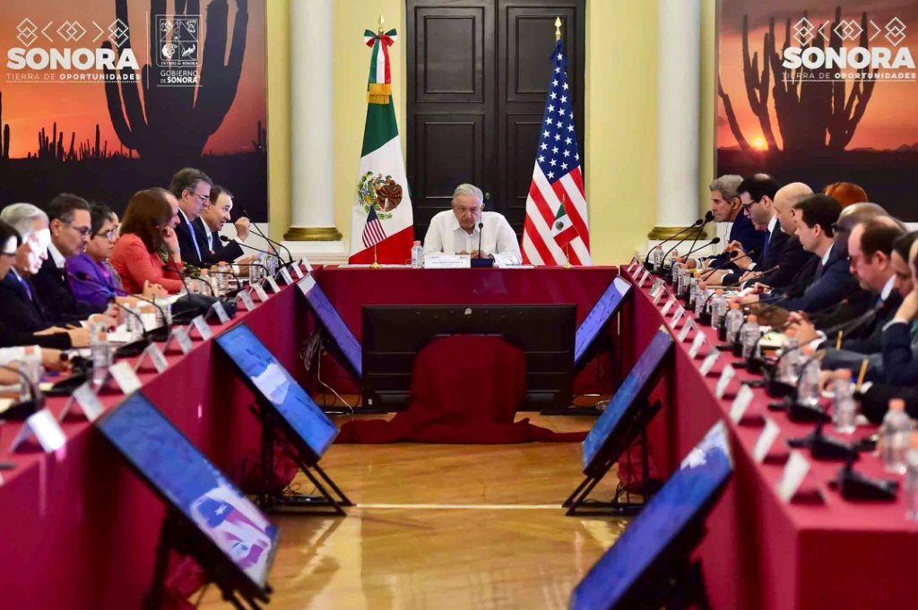 Mexican President Andres Manuel Lopez Obrador speaks during a meeting with US climate envoy John Kerry in Hermosillo, Mexico, on October 28, 2022




________________________________
________________________________

La información transmitida en este correo y sus documentos adjuntos, es de uso exclusivo del servidor público a quien va dirigido, puede ser materia de solicitud de acceso a la información, por lo tanto, se encuentra regulada por las disposiciones contenidas en la Ley Federal de Transparencia y Acceso a la Información Pública, la Ley General de Protección de Datos Personales en Posesión de Sujetos Obligados, así como de archivos, control y gestión documental, por lo que se prohíbe a cualquier servidor público distinto al destinatario de revisión, retransmisión, distribución o cualquier otro uso. En caso de recibir este mensaje por equivocación, proceda a eliminarlo y comunicarlo por esta misma vía al remitente.

________________________________
________________________________
[2022-10-28 Reunión con Jhon Kerry 01.jpg][2022-10-28 Reunión con Jhon Kerry 02.jpg][2022-10-28 Reunión con Jhon Kerry 03.jpg][2022-10-28 Reunión con Jhon Kerry 04.jpg]