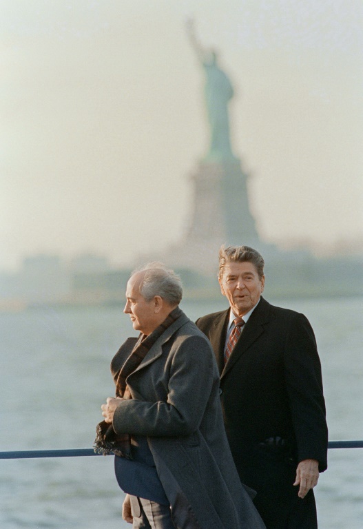 US president Ronald Reagan (R) and his Soviet counterpart Mikhail Gorbachev visit Governors Island on December 7, 1988