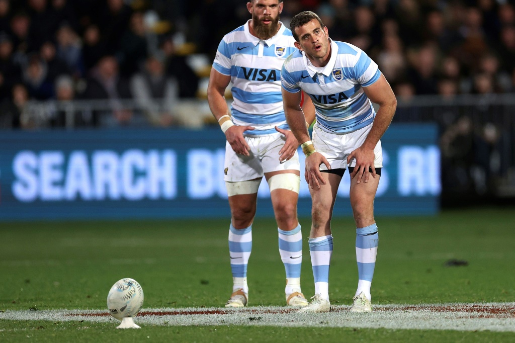 Argentine Emiliano Boffelli (R) prepares to kick a penalty against New Zealand in Christchurch on August 27, 2022, with teammate Marcos Kremer watching.