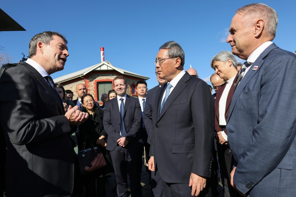 Premier Li Qiang talks with Penfolds winemaker Peter Gago (L) during a visit to the Magill Estate winery in Adelaide during his trade-centred trip to Australia
