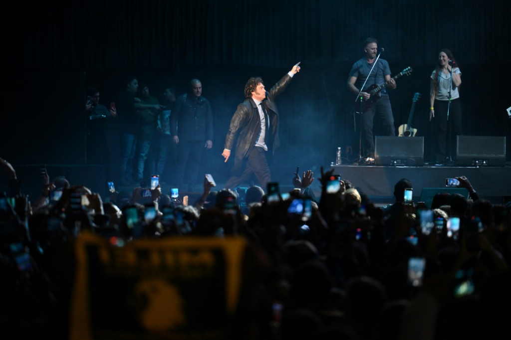 Le président argentin Javier Milei danse sur scène pendant la présentation de son livre, le 22 mai 2024, à Buenos Aires, en Argentine