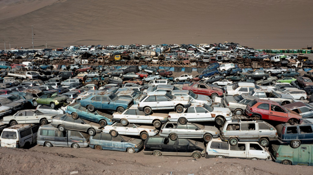 Kilometres of used cars from Asia have been dumped in Chile's Atacama desert