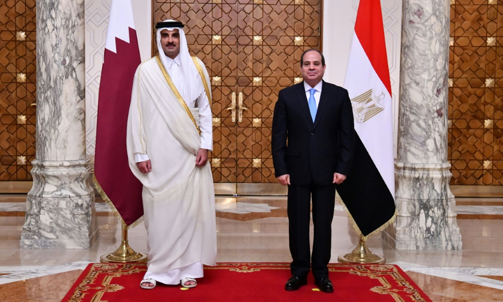Egyptian President Abdel Fattah al-Sisi (R) receives the Emir of Qatar Sheikh Tamim bin Hamad Al-Thani at the presidential palace in the capital Cairo on June 25