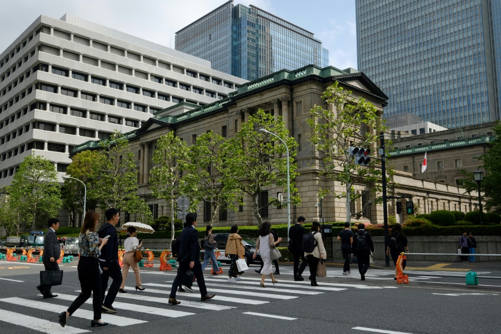 Weak yen pressures Bank of Japan rate decision
