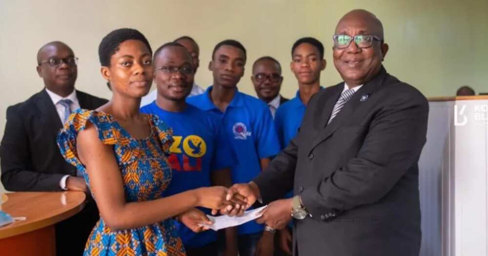 Larry Jiagge presents over GHc7k to Ketasco NSMQ team
