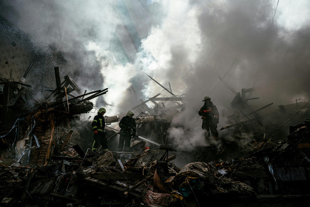 Russian strikes battered the central Ukraine city of Zaporizhzhia on Thursday