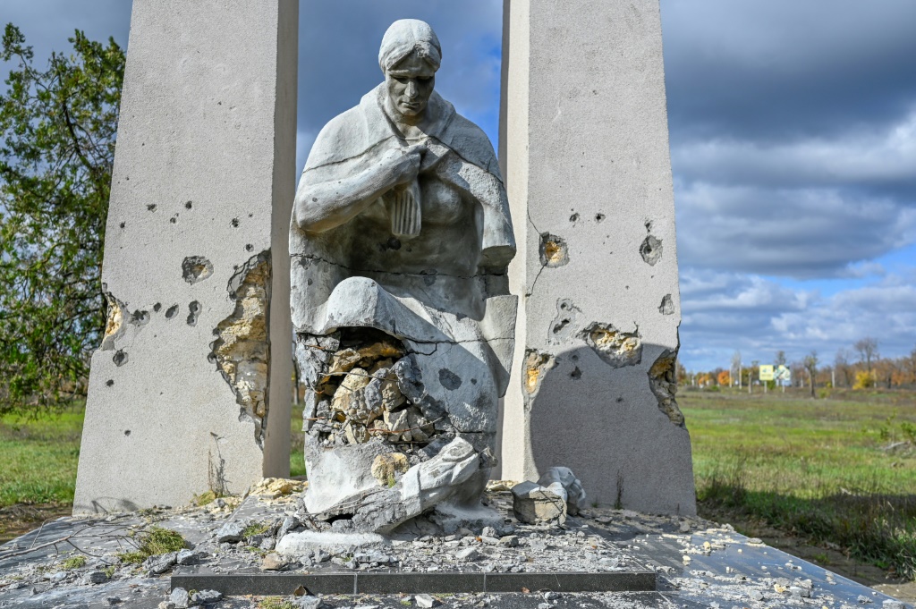 A statue at the western entrance to the region of Kherson reveals the scale of fighting