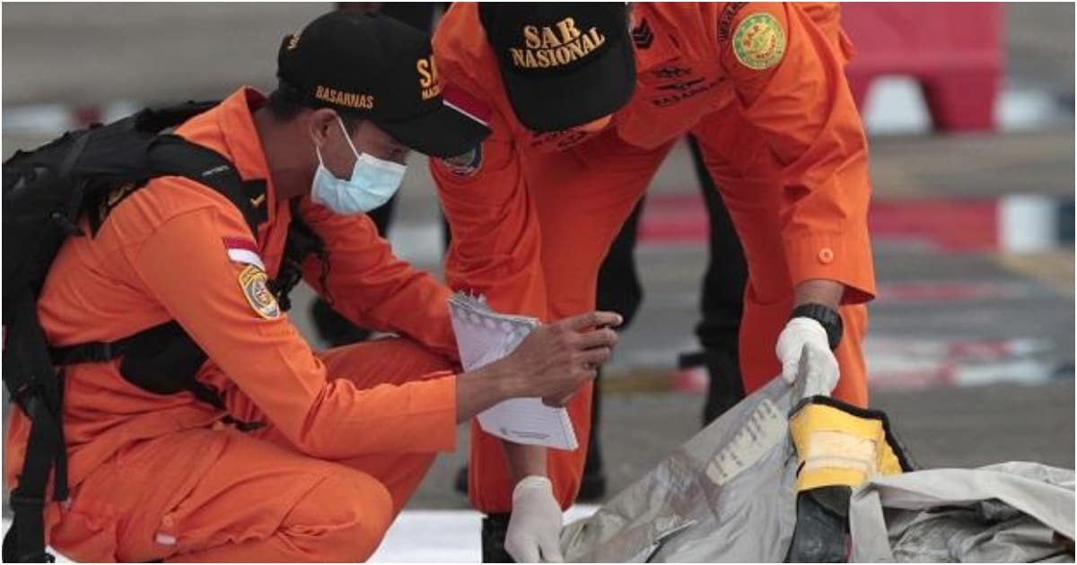 Rescuers inspect debris found in the waters around the location where a Sriwijaya Air passenger jet has lost contact with air traffic controllers shortly after the takeoff (Photo: AP)
