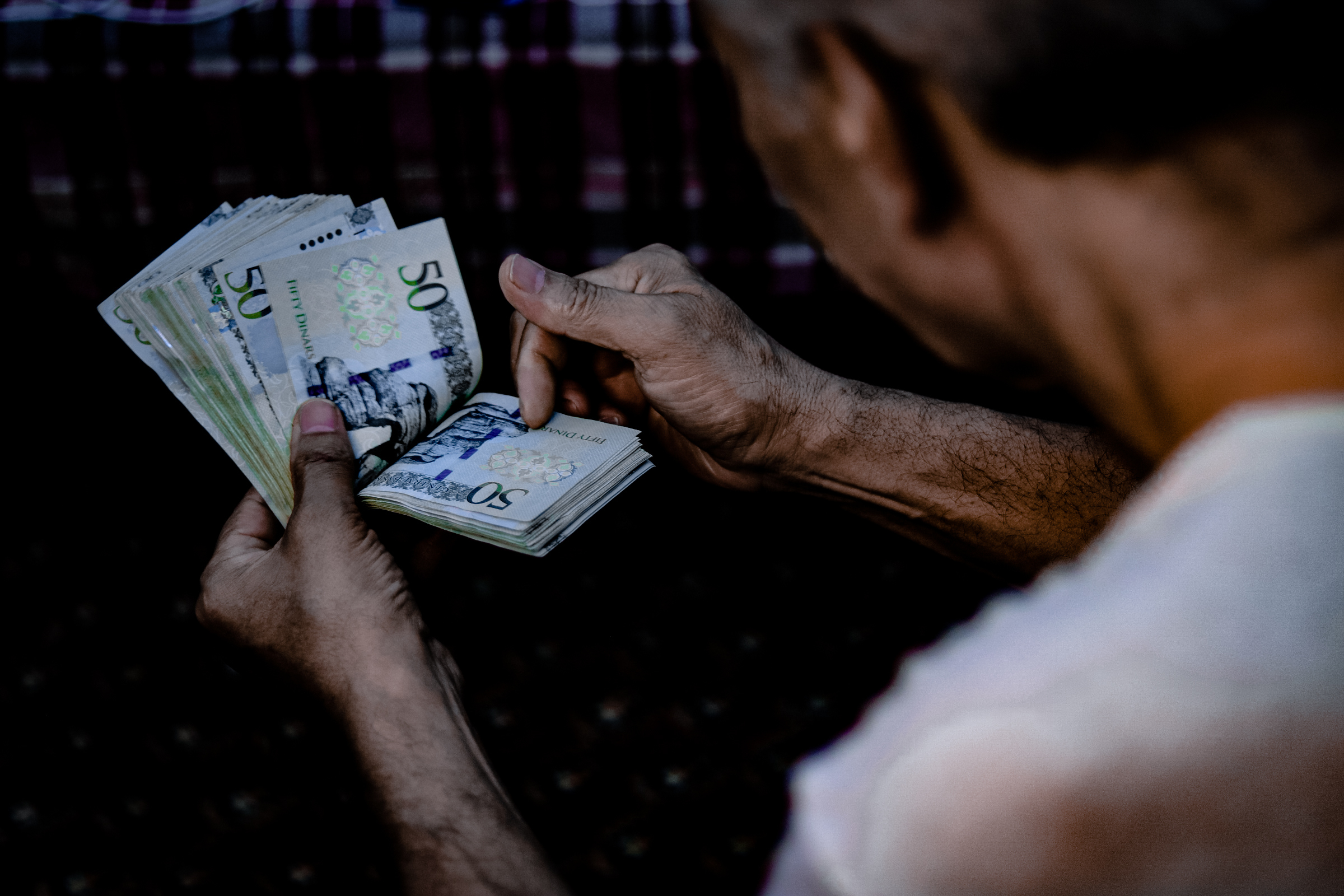 A man counting Libyan currency
