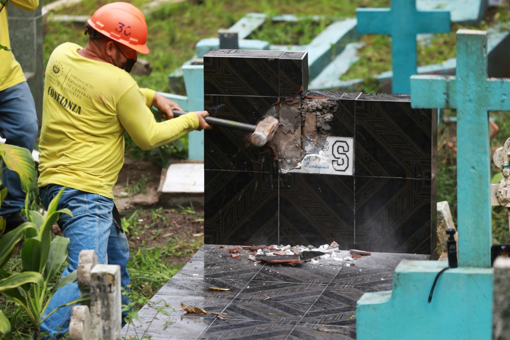 The presidency of El Salvador has released photos of gang member gravestones being destroyed