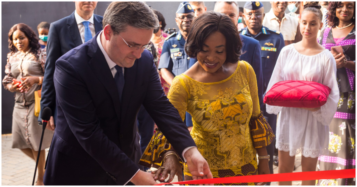 The Serbian Minister cuts the ribbon to open the embassy